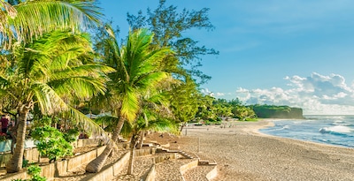 Route à travers la Réunion et Plage à Mayotte Route à travers la Réunion et Plage à Mayotte
