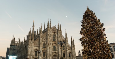 Marché de Noël à Milan parcourant la ville à pied