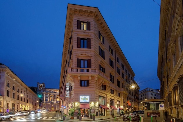 Gallery - Cosmopolita Rome Colosseum, Tapestry Collection By Hilton