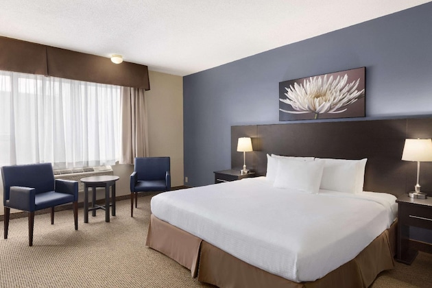 Gallery - Days Inn By Wyndham Montreal Airport Conference Centre