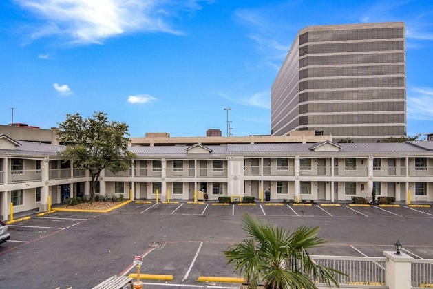 Gallery - Quality Inn & Suites Dallas-Cityplace