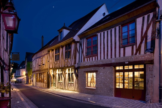 Gallery - Aux Vieux Remparts