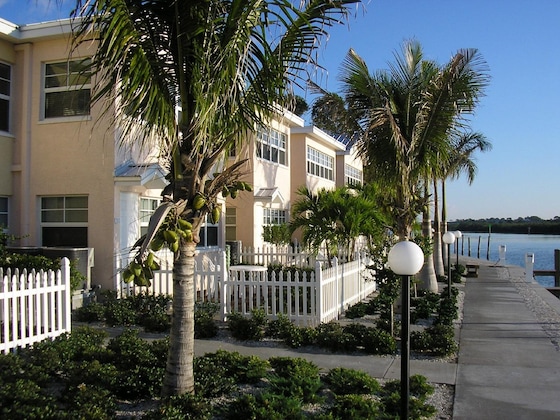 Gallery - Barefoot Beach Resort