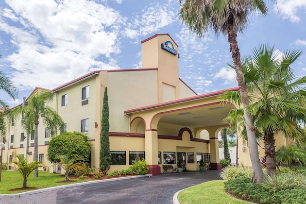 Gallery - Days Inn by Wyndham Sarasota I-75