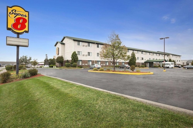 Gallery - Super 8 By Wyndham Milwaukee Airport
