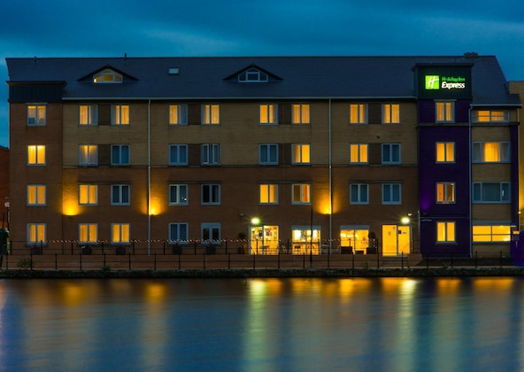 Gallery - Holiday Inn Express Cardiff Bay By Ihg