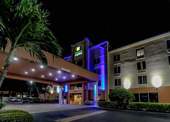 Gallery - Holiday Inn Express Hotels & Suites Cocoa Beach, An Ihg Hotel