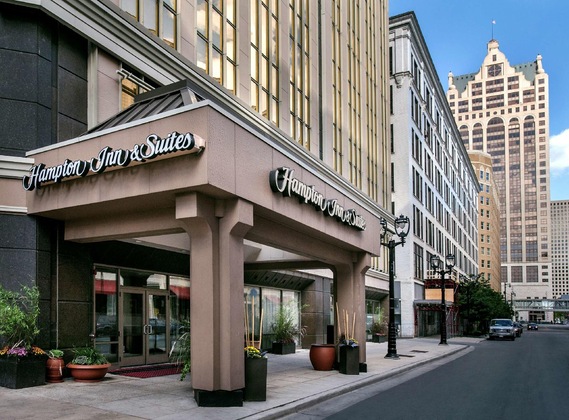 Gallery - Hampton Inn & Suites Milwaukee Downtown