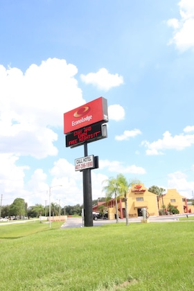Gallery - Econo Lodge Inn & Suites Maingate Central