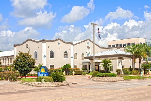 Gallery - Days Inn & Suites By Wyndham Nasa Space Center Houston