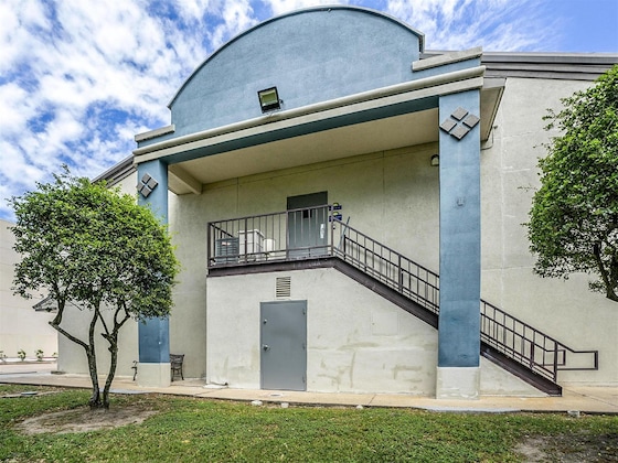 Gallery - Days Inn & Suites By Wyndham Nasa Space Center Houston