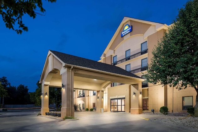 Gallery - Days Inn & Suites By Wyndham Cedar Rapids