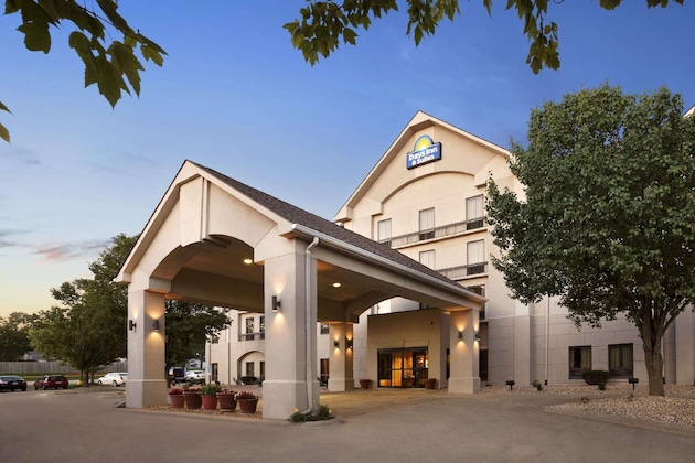 Gallery - Days Inn & Suites By Wyndham Cedar Rapids