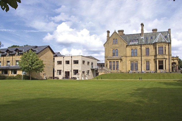Gallery - The Oaks Hotel
