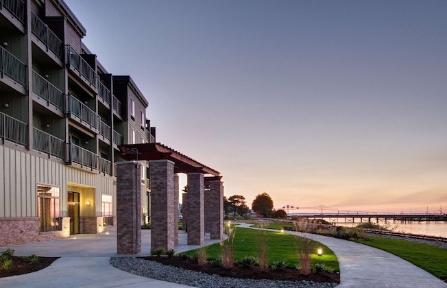Gallery - Hampton Inn & Suites Astoria