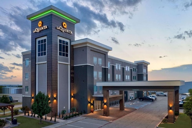 Gallery - La Quinta Inn & Suites by Wyndham Denton - University Drive