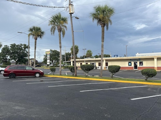 Gallery - Hole Inn The Wall Hotel - Fort Walton Beach - Sunset Plaza - Nearby Beaches & Hurlburt