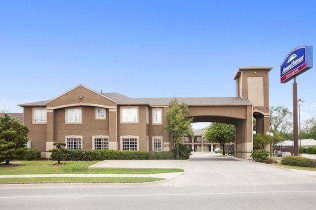Gallery - Howard Johnson By Wyndham Grand Prairie Near Lone Star Park