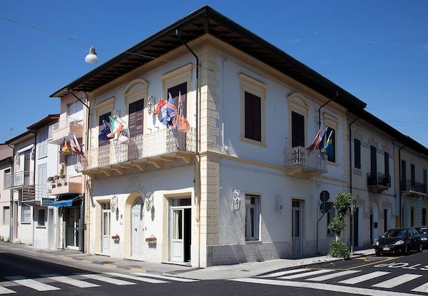 Gallery - La Petite Maison