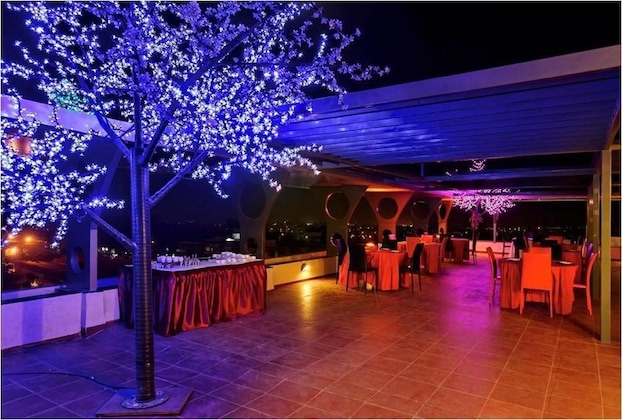 Gallery - Hi5 Hotel & Experience