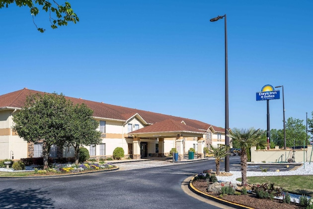 Gallery - Days Inn & Suites By Wyndham Commerce