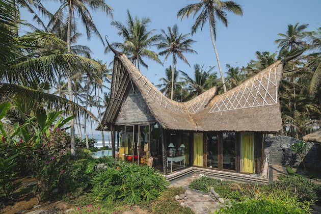 Gallery - Absolute Beachfront Romantic Villa Laut