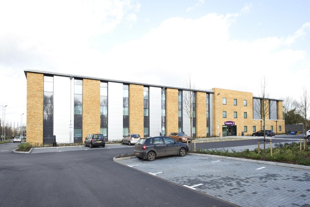 Gallery - Premier Inn London Uxbridge