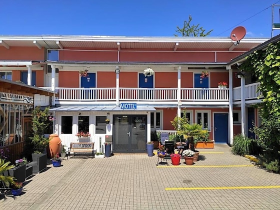 Gallery - Max Motel