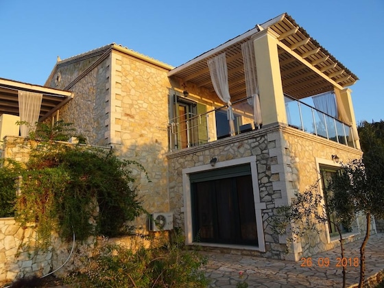 Gallery - Artist's Villa Red Rose