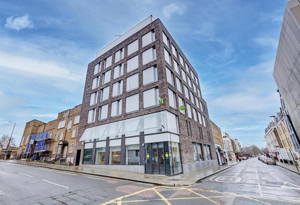 Gallery - Premier Inn London West Brompton