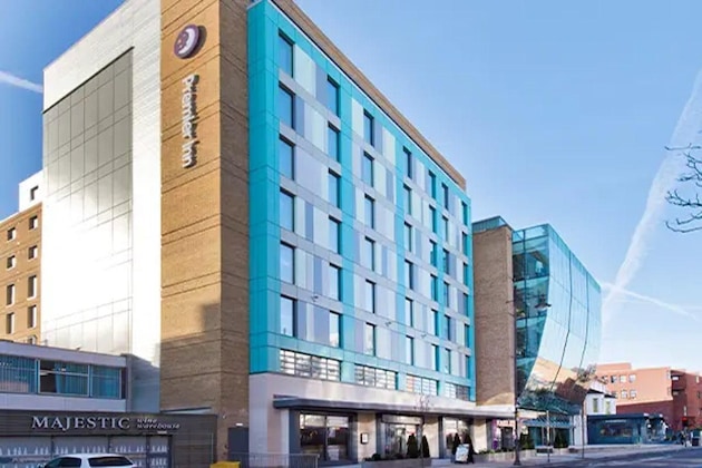 Gallery - Premier Inn London Wimbledon (Broadway)