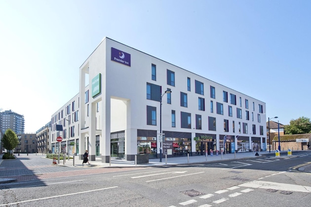 Gallery - Premier Inn Addlestone