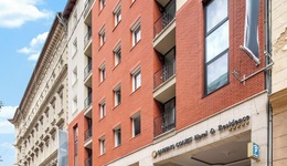 Queen's Court Hotel & Residence