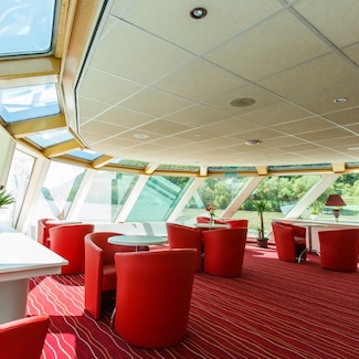 Salon avec des fenêtres panoramiques