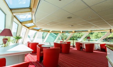 Salon avec des fenêtres panoramiques