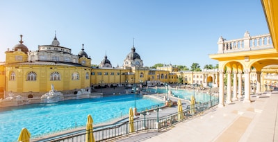 Détendez-vous dans le célèbre spa Széchenyi à Budapest avec entrée 