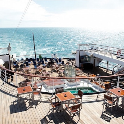 Piscine extérieure et terrasse Jules Verne