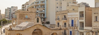 Gillieru Harbour Hotel