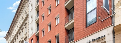 Queen's Court Hotel & Residence