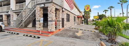 Super 8 By Wyndham Mcallen Downtown La Plaza Mall