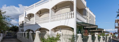 Bella Vista Beach Hotel And Studios