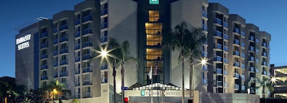 Embassy Suites By Hilton Lax North Hotel
