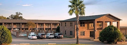 Super 8 By Wyndham Universal City
