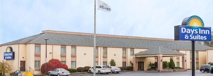 Days Inn & Suites By Wyndham Bloomington Normal Il