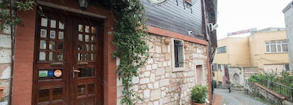Tashkonak Studio Suites