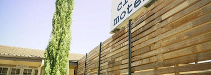Club Motel