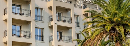 Lazure Hotel And Marina