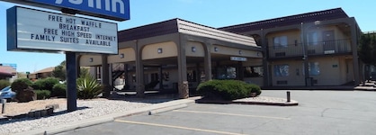 Tree Inn & Suites Albuquerque.