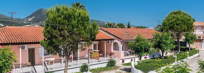 Roussa's Studios And Apartments