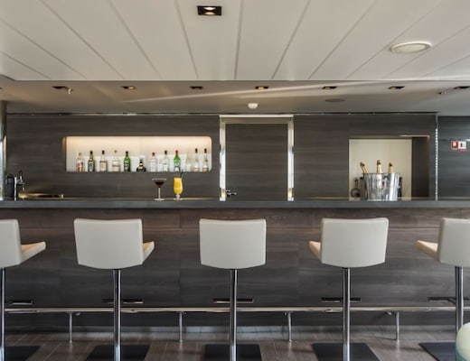 Salon Bar